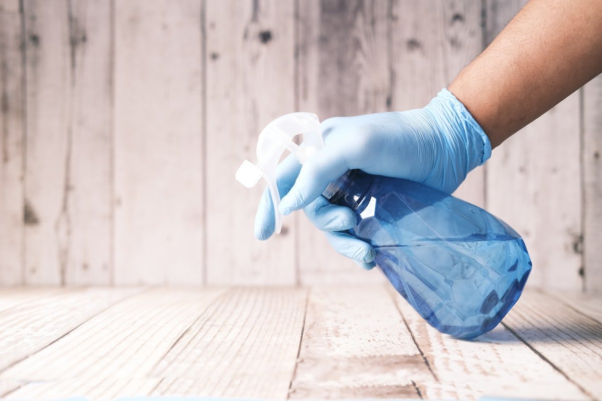 Profissional de limpeza em manutenção contínua de um espaço